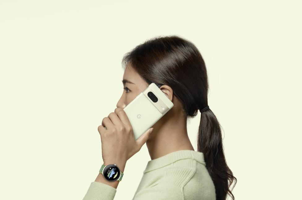 Pixel 7 i lemongrass farven